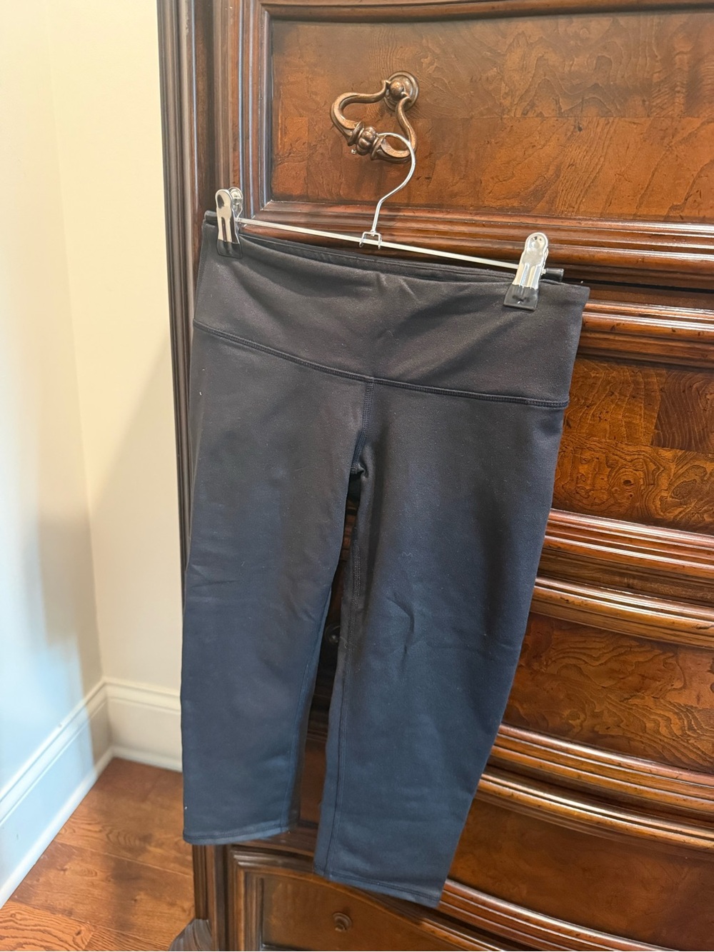 Alo Yoga Black Shimmer Capri Leggings, Size XS